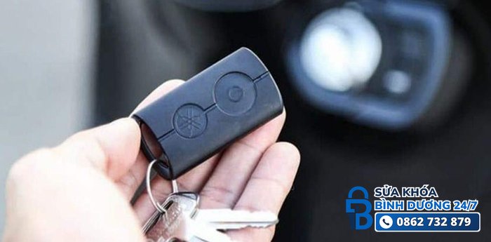 Chìa khóa smartkey Yamaha Janus với logo Yamaha trên remote