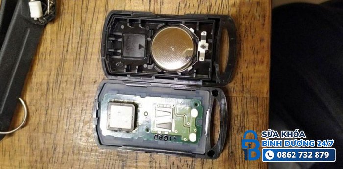 Bên trong chìa khóa smartkey Janus với pin và mạch điện tử