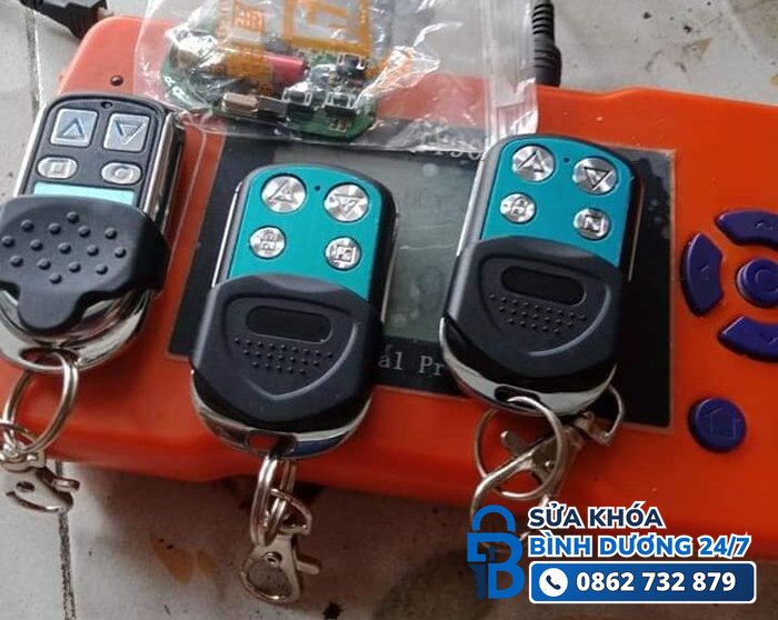 Làm chìa khóa cửa cuốn: sao chép remote cửa cuốn trên máy chép mã