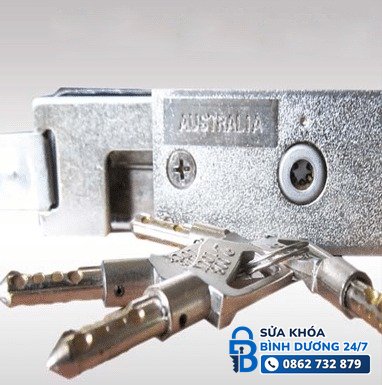 Chìa khóa cửa cuốn tròn đục lỗ và thân khóa cửa cuốn