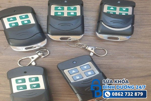 Làm thêm remote cửa cuốn dự phòng cho gia đình