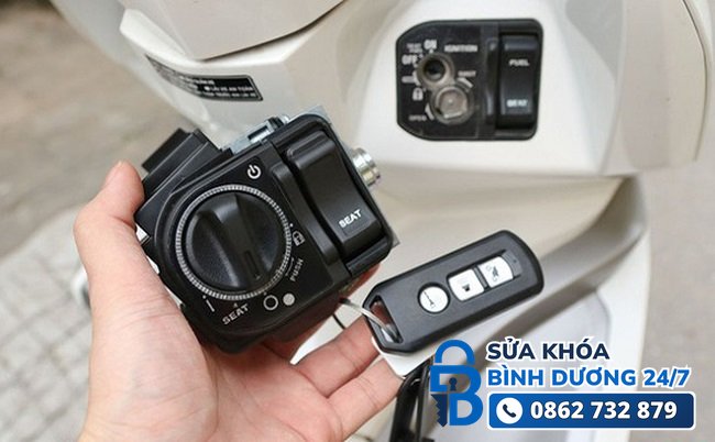 làm chìa khóa xe vision — thao tác tháo cụm khóa smartkey