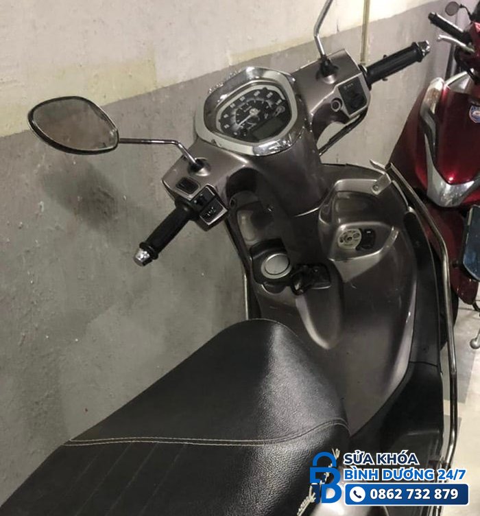 Xe Yamaha Grande với cụm đồng hồ và ổ khóa cơ