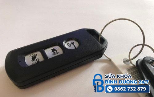 làm chìa khóa xe lead — so sánh chìa cơ và chìa smartkey xe Lead