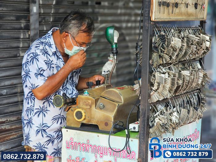 Thợ khóa lưu động dùng máy cắt chìa khóa xe máy tại chỗ