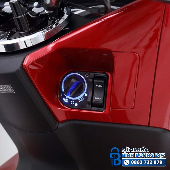Cụm ổ khóa Smartkey lắp trên xe Honda SH màu đỏ