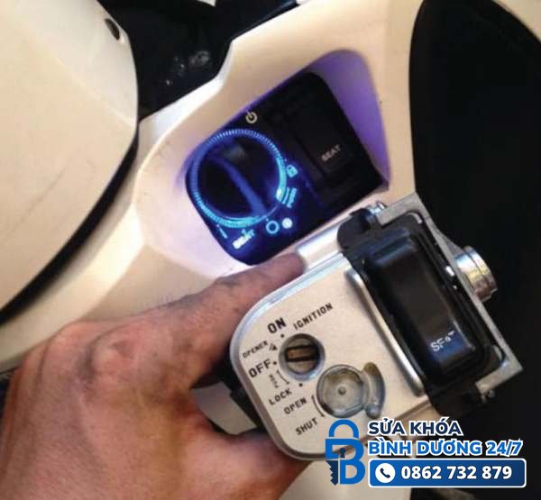 Thợ khóa kiểm tra ổ khóa smartkey Airblade trước khi báo giá