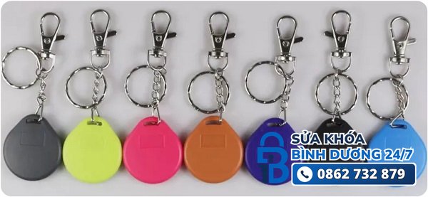 thẻ từ chấm công, thẻ ra vào dạng móc khóa sao chép được
