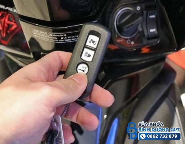 Thợ đang kiểm tra cụm SCU smartkey xe máy để sửa lỗi không nhận remote