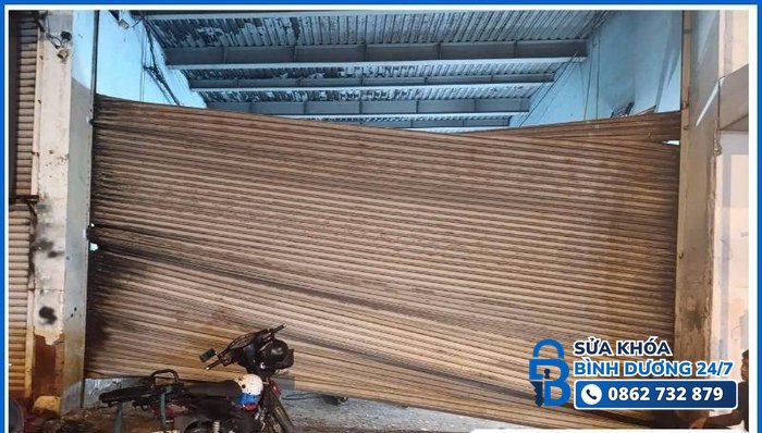 Lá cửa cuốn bị lệch nan - Sửa Khóa Bình Dương