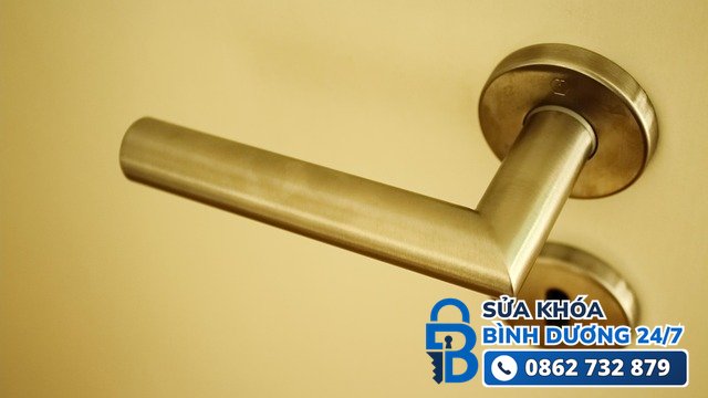 tay nắm khóa cửa cần sửa khóa cửa tại nhà khi bị lỏng hoặc kẹt