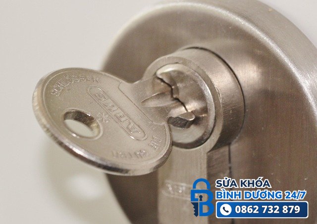 khóa cửa tay nắm hiện đại sau khi sửa khóa cửa tại nhà