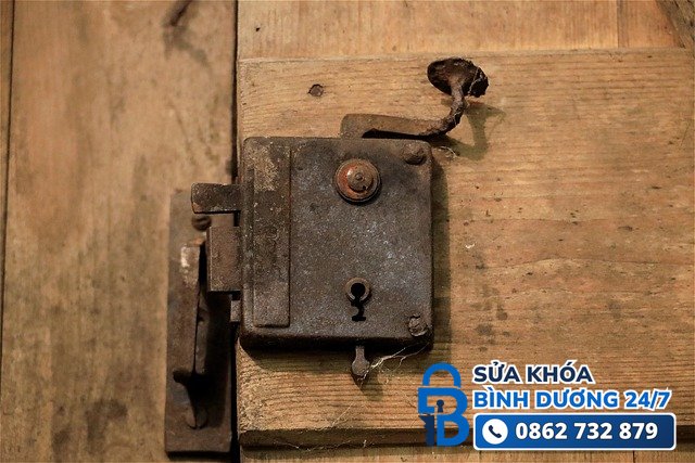 khóa móc cửa cũ minh họa dịch vụ sửa khóa cửa tại nhà uy tín