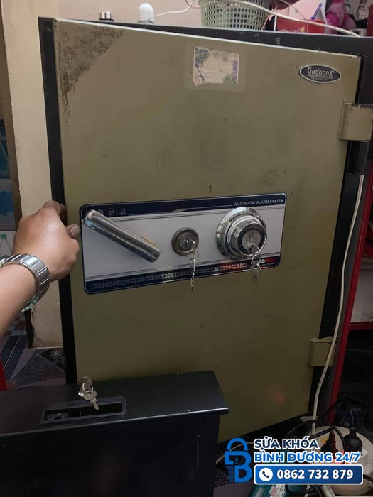 sửa khóa két sắt cũ bị kẹt — thợ khóa kiểm tra ổ khóa cơ và núm xoay