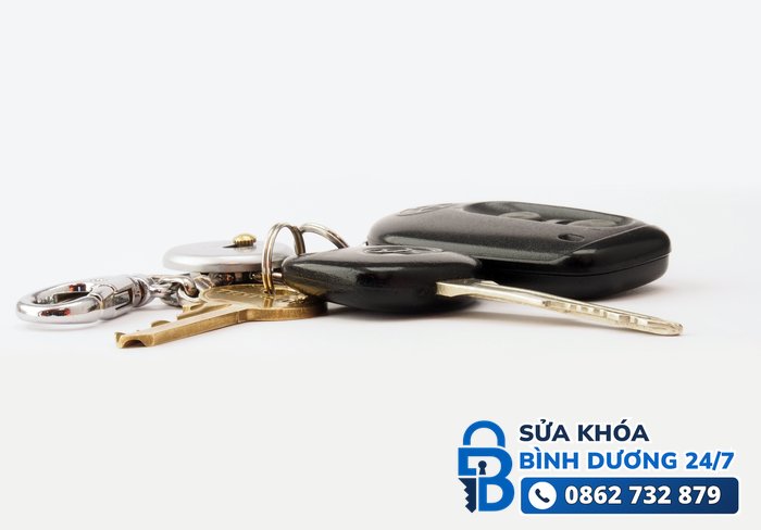 sửa khóa ô tô — bộ chìa khóa cơ và remote thường gặp lỗi kẹt, mất kết nối