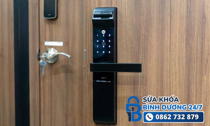 thợ khóa Sửa Khóa Bình Dương kiểm tra ổ khóa điện tử tại Thủ Dầu Một