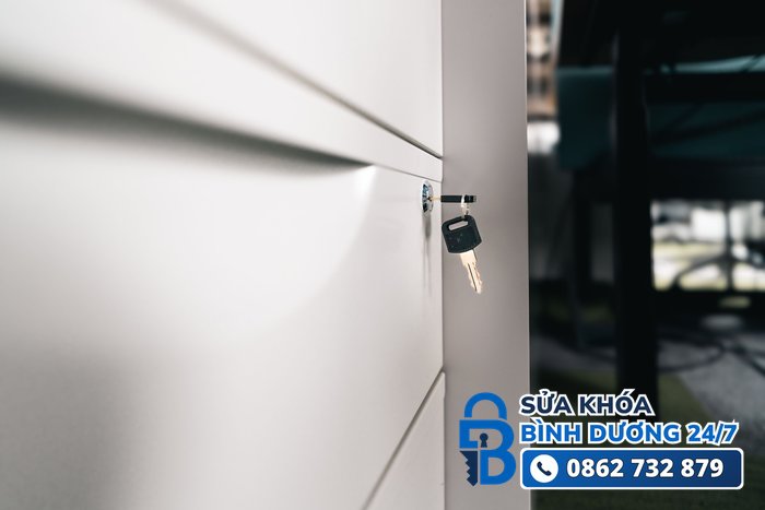 sửa khóa tủ — chìa khóa cắm trong ổ khóa tủ hồ sơ văn phòng