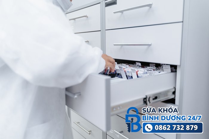 mở khóa tủ tài liệu tại nhà — ngăn kéo tủ hồ sơ được kéo mở