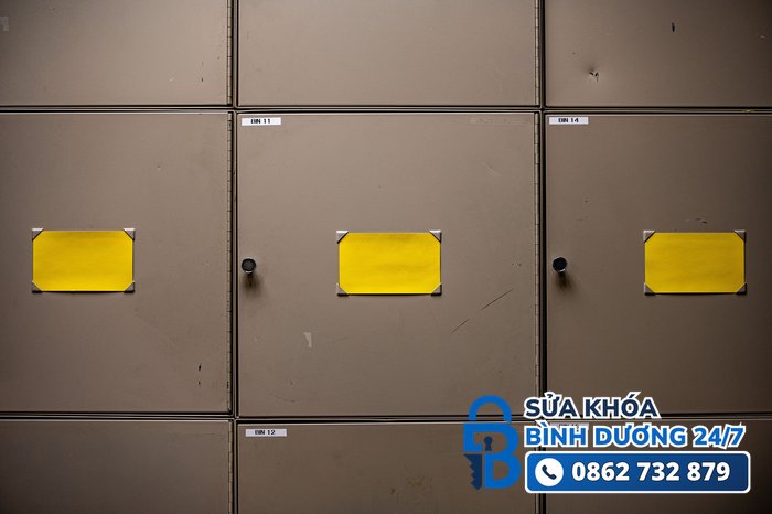 nguyên nhân khóa tủ bị kẹt — ổ khóa tròn gắn trên cánh tủ locker