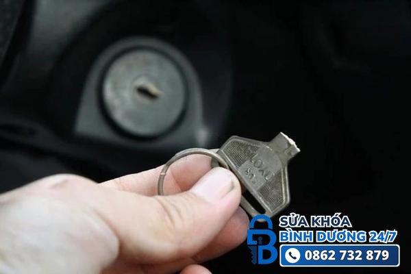 sửa khóa xe máy — kiểm tra ổ khóa xe máy bị kẹt tại chỗ