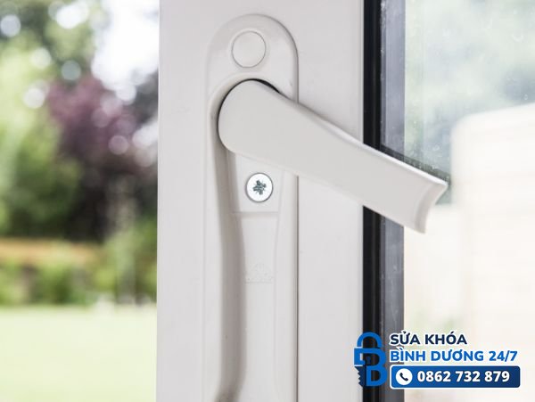 Tay gạt khóa cửa nhựa lõi thép uPVC lắp thực tế