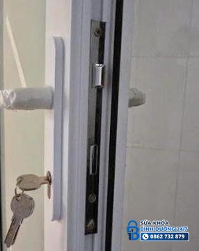 Khóa đa điểm và tay gạt lắp trên cửa nhựa lõi thép thực tế kèm chìa khóa