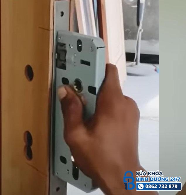 cấu tạo ổ khóa tay gạt với thân khóa và lõi khóa lắp vào cửa gỗ