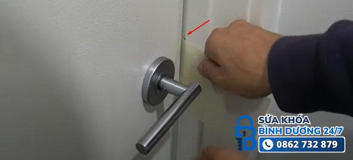 tay gạt cửa lỏng lẻo, kẹt cứng cần thay ổ khóa mới