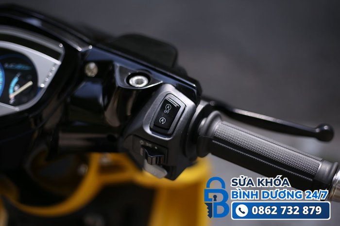 thay ổ khóa xe máy — nút khởi động và ổ khóa trên tay lái xe